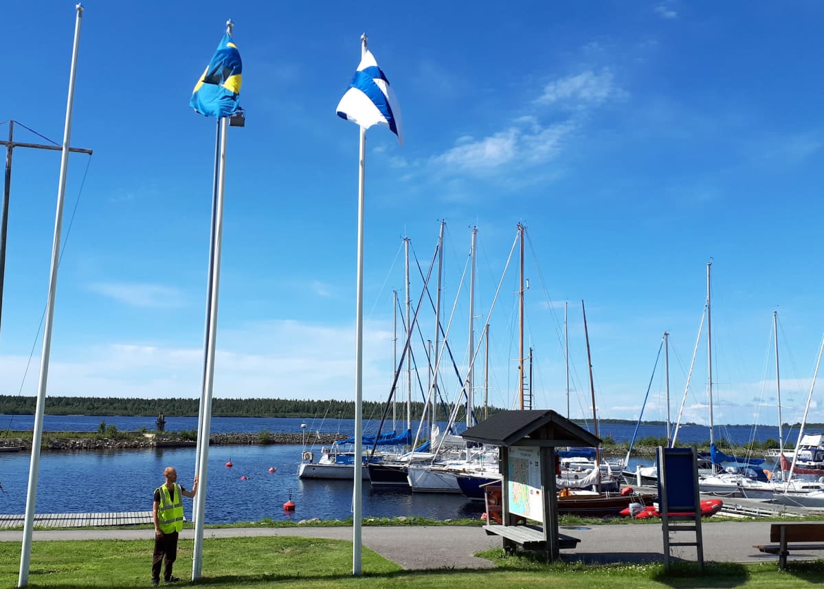 Ruotsin lippua hilataan salosta Kemin Uleninrannan vierasvenesatamassa.
