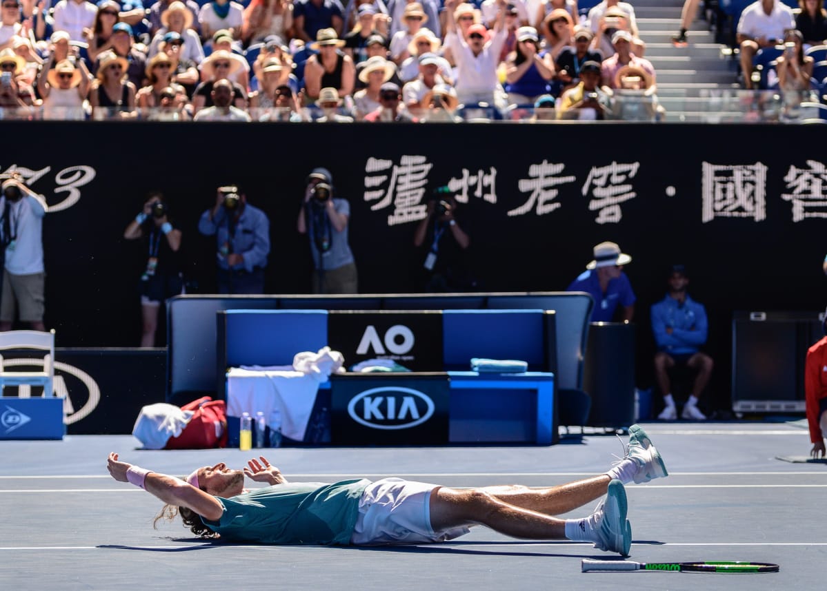 Stefanos Tsitsipas lysähtää mahaan välieräpaikan ratkettua.