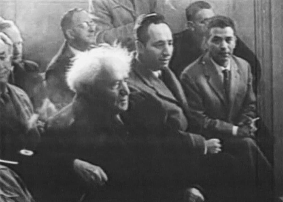 Shimon Peres Israelin ensimmäisen pääministerin David Ben-Gurionin kanssa.