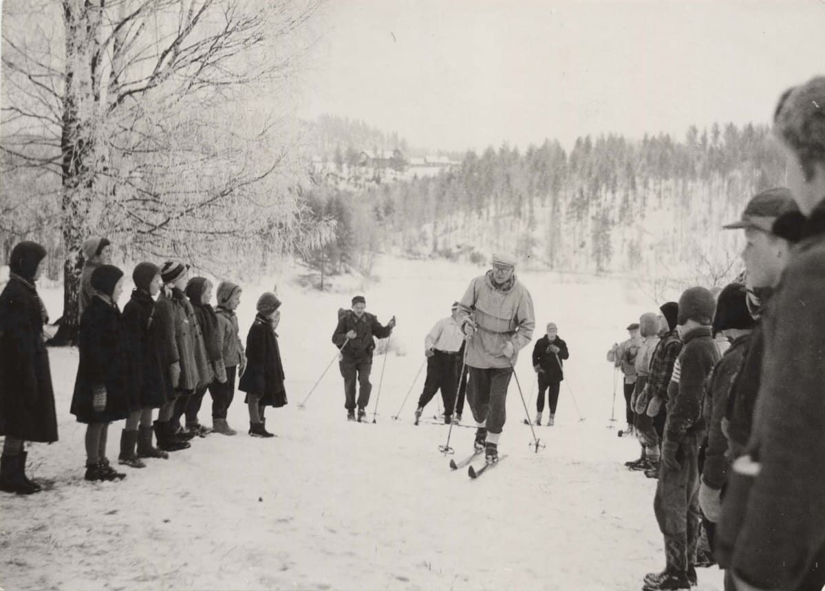 Urho Kekkonen hiihtää