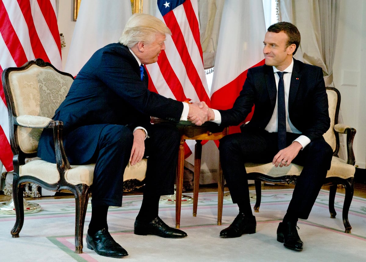 Yhdysvaltain presidentti Donald Trump ja Ranskan presidentti Emmanuel Macron kättelivät