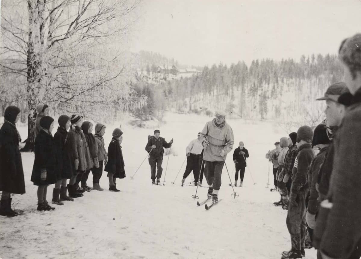 Urho Kekkonen hiihtää