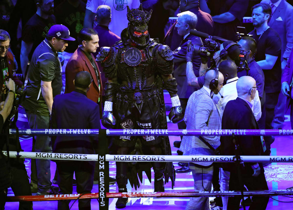 Deontay Wilder saapui kehään 18-kiloisessa mustassa puvussa.