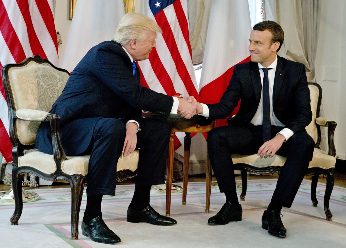 Yhdysvaltain presidentti Donald Trump ja Ranskan presidentti Emmanuel Macron kättelivät