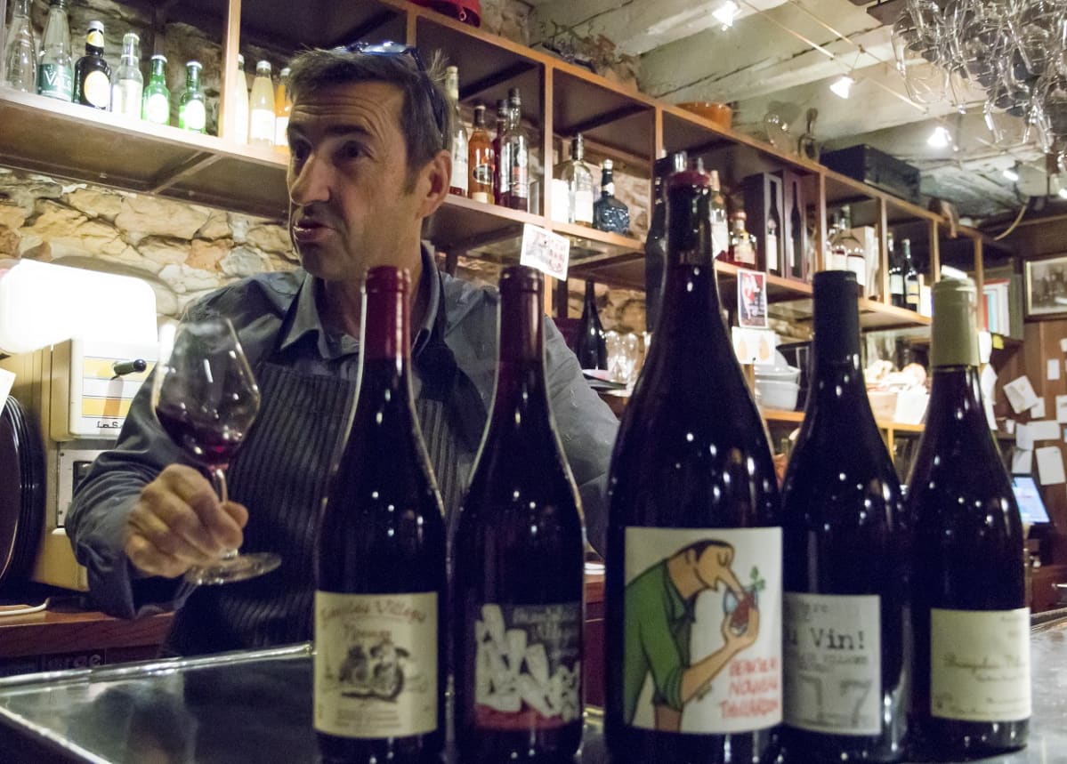 Viinibaarin pitäjä Pascal Machado kertoo Beaujolais-alueen viinien suosion olevan selvässä kasvussa.