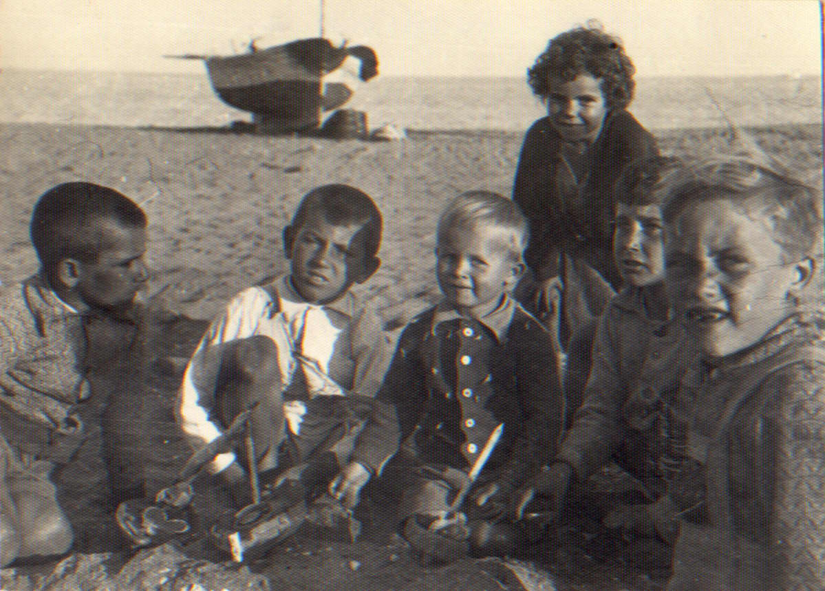 Nuori Hannu Hallamaa Marbellan rannalla kavedeidensa kanssa vuonna 1948