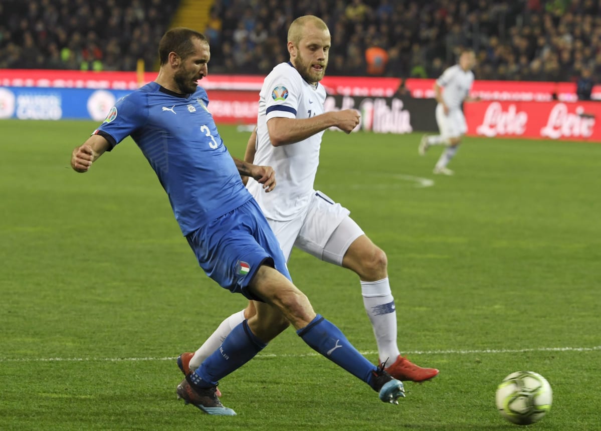 Teemu Pukki ja Giorgio Chiellini taistelevat pallosta.