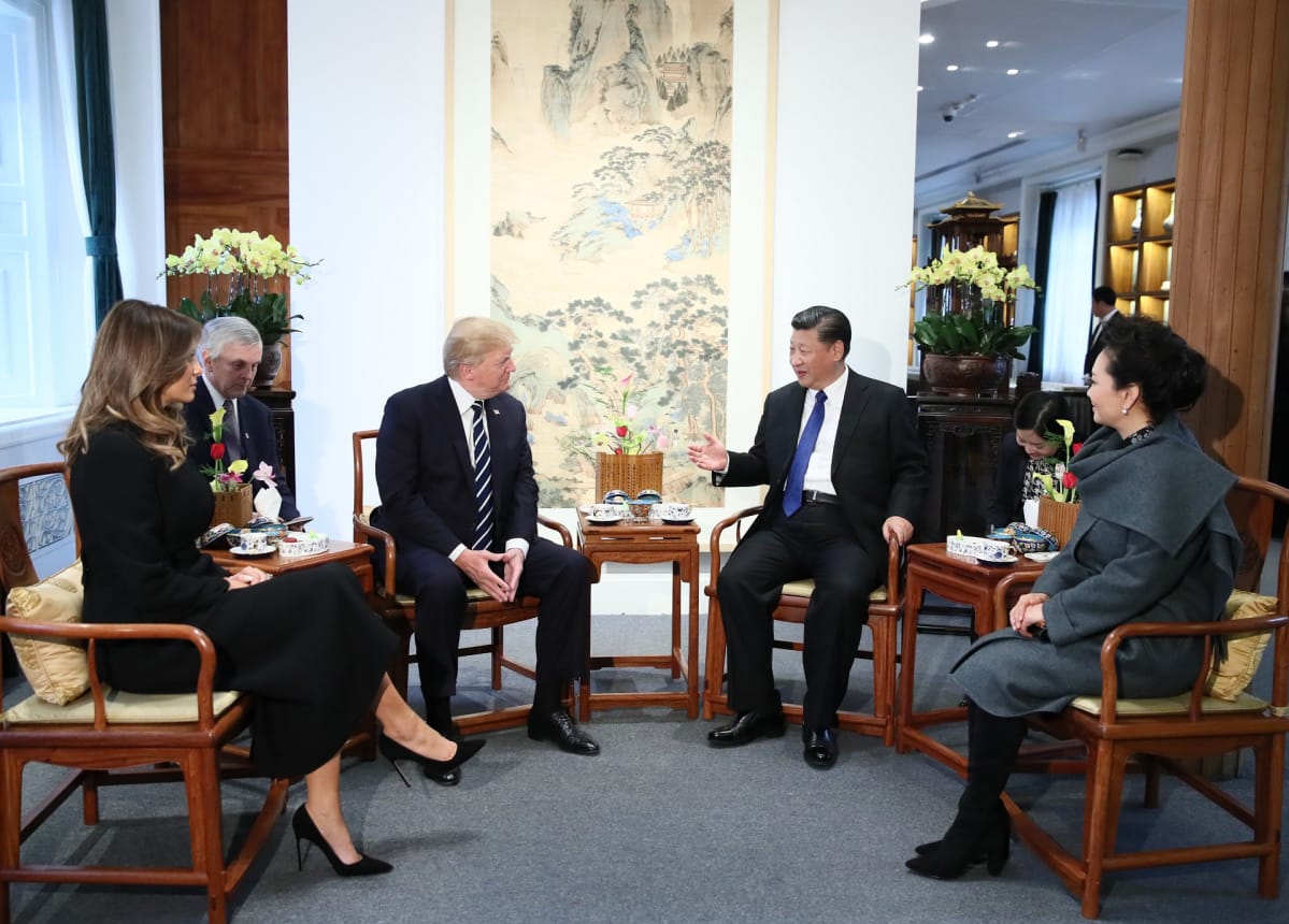 Yhdysvaltain ja Kiinan presidenttiparit istuvat teellä.