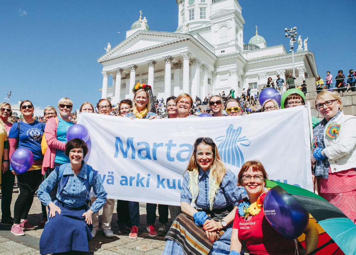 Martat Pride-kulkueessa. Edessä oikealla toinen on Martta-liiton toiminnanjohtaja Marianne Heikkilä
