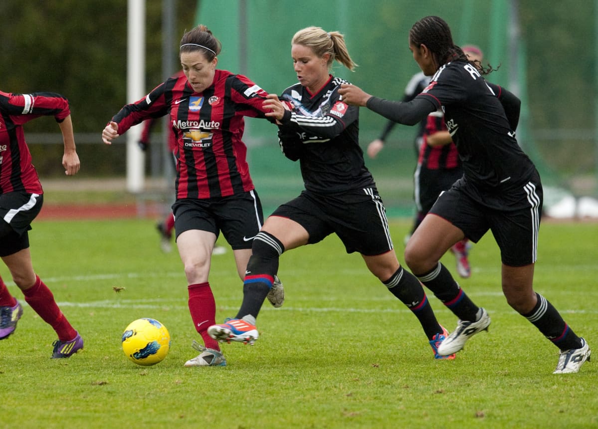 Amandine Henry (1. oik.) ja Wendie Renard (2. oik) PK-35:n Liz Bogusin kimpussa.