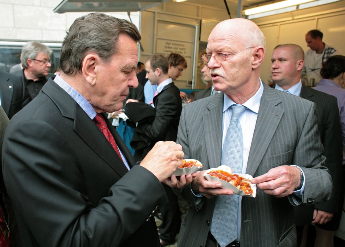 Gerhard Schröder ja Peter Struck nauttivat currywurstia.