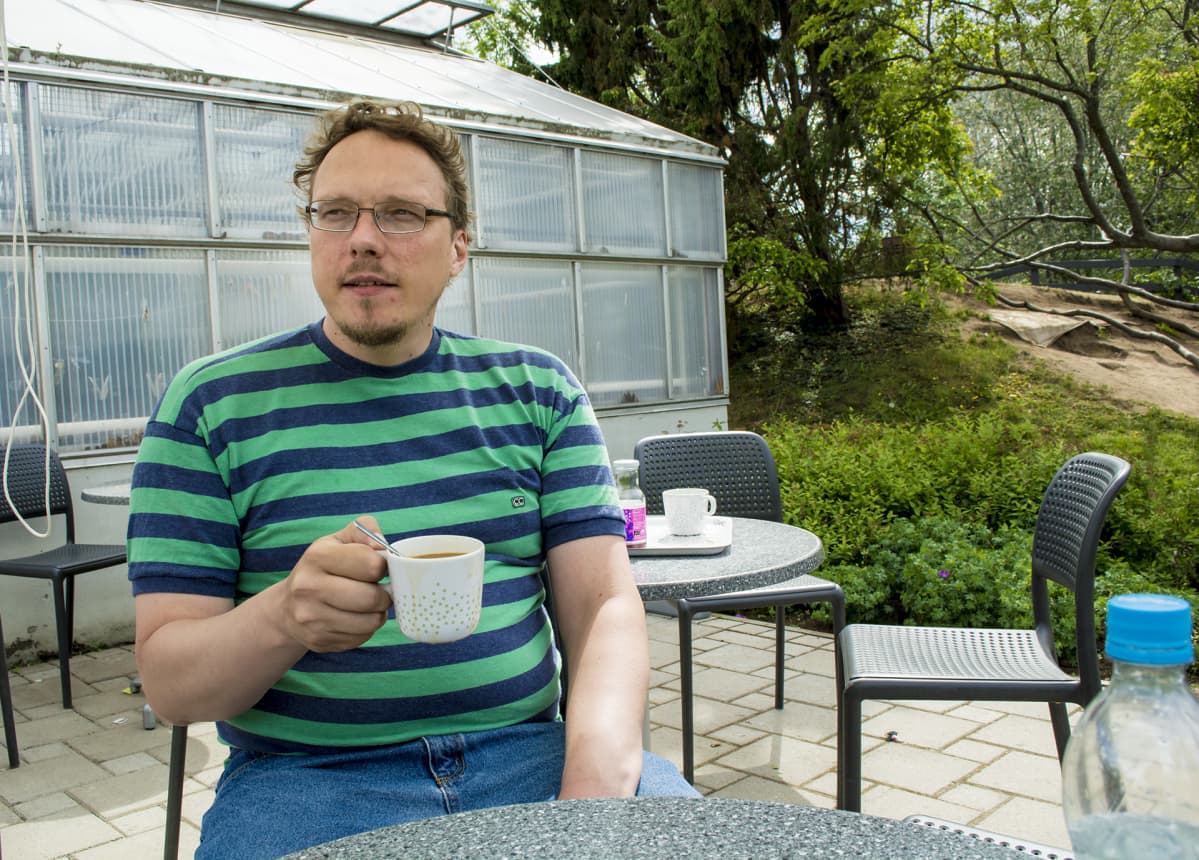 Osmo Hyövälti istuu kahvilassa