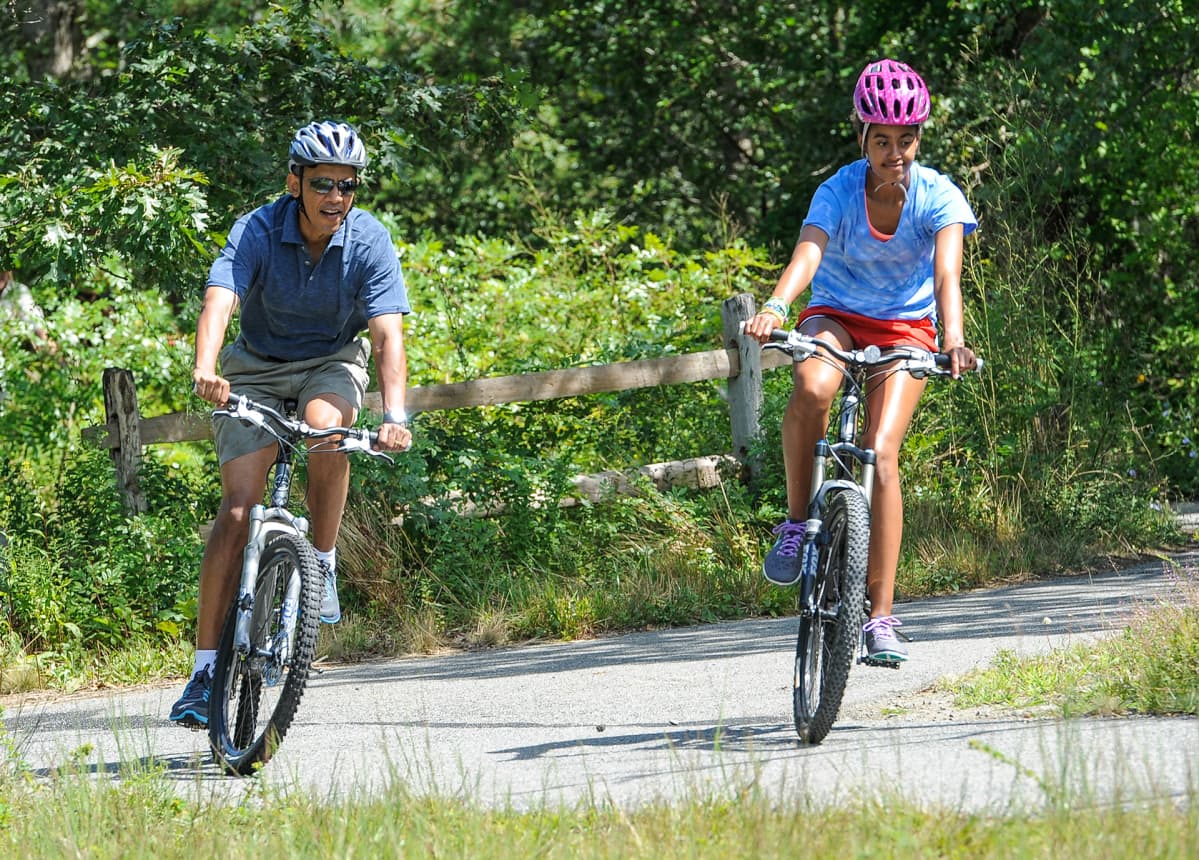 Barack Obama ja hänen tyttärensä Malia Obama pyöräilemässä Martha's Vineyardilla 2013.