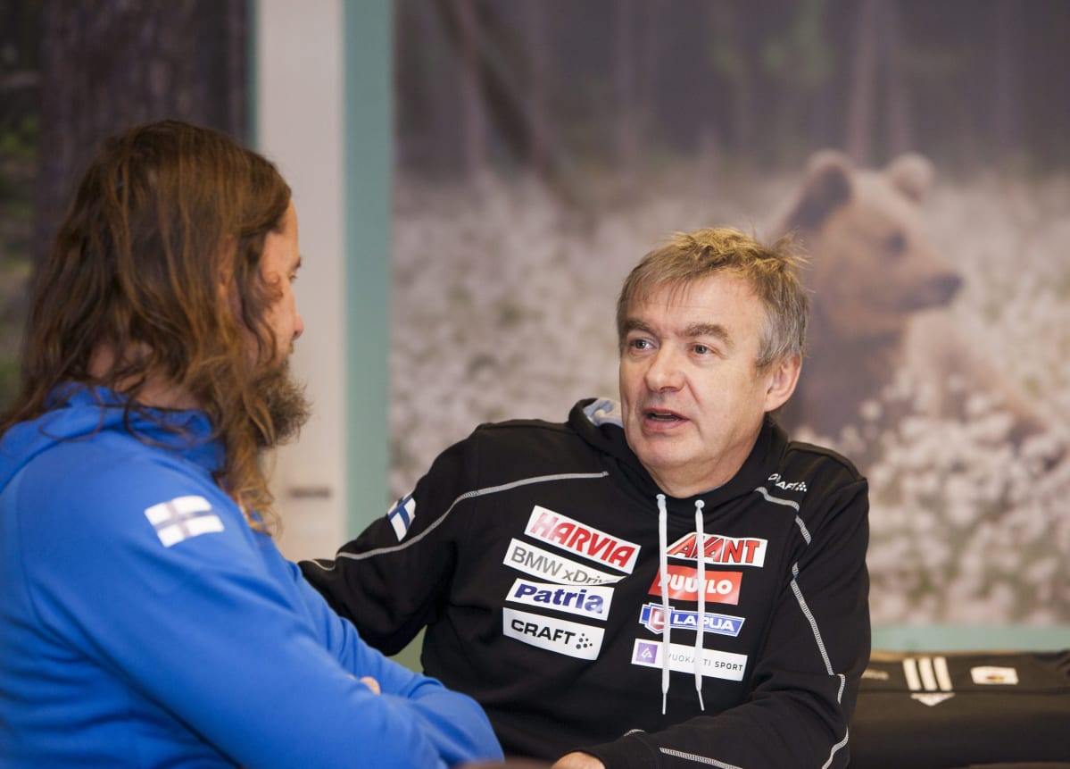 Danielo Muller (vas.) ja ampumahiihtoliiton puheenjohtaja Kalle Lähdesmäki