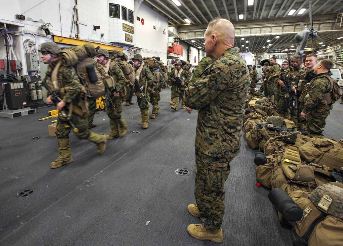 Kenraali Robert B. Neller tarkkailee Marinesin osallistumista Trident Juncture 18: een USS Iwo Jimassa 31. lokakuuta 2018.
