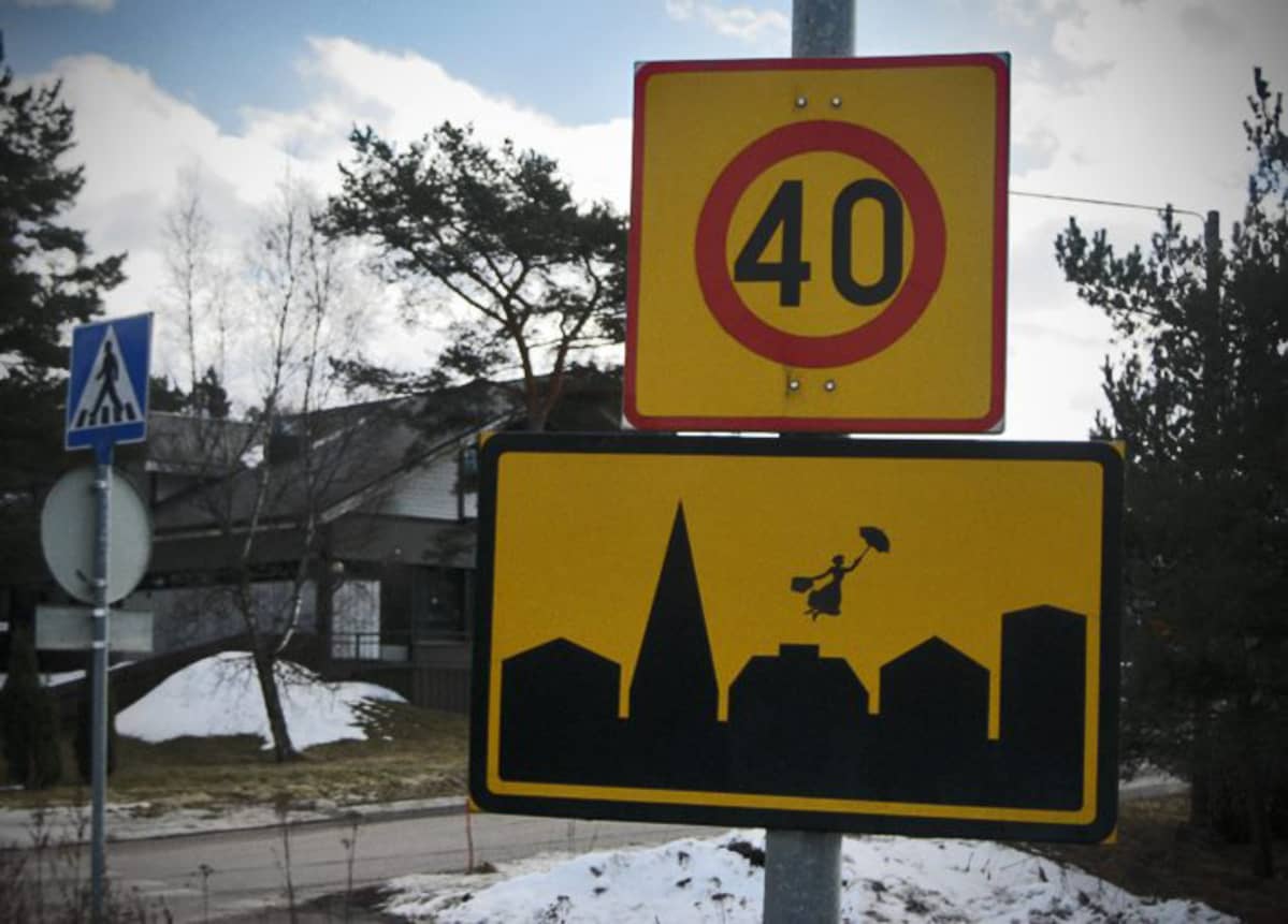 Paranneltu liikennemerkki, Maija Poppanen (2013). Tämä taide on jo siivottu pois Raumalla.