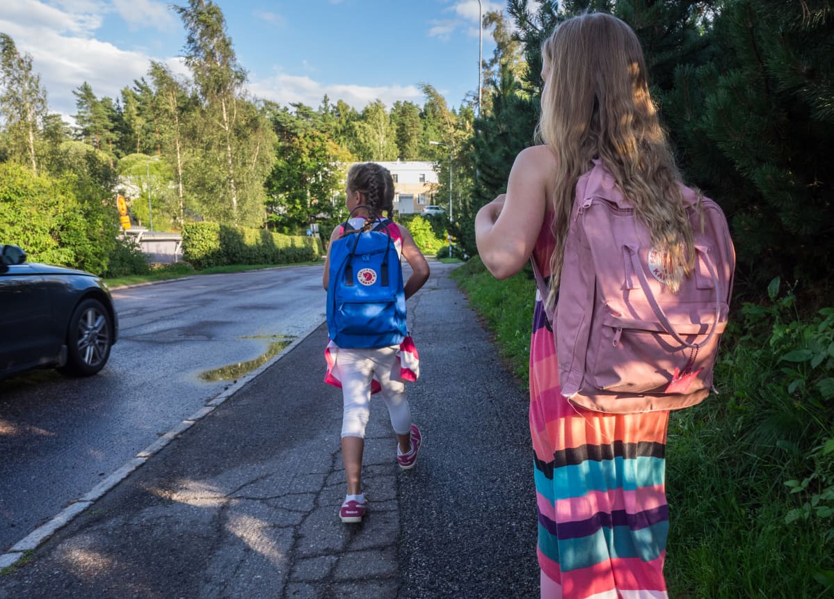 Nuoret koululaiset matkalla kouluun.