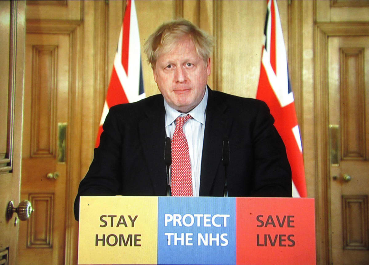 Boris Johnson tiedotustilaisuudessa 25. maaliskuuta 2020. Johnsonilla on todettu koronavirustartunta, ja lieväoireisen pääministerin kerrotaan jatkavan töitä eristyksestä.