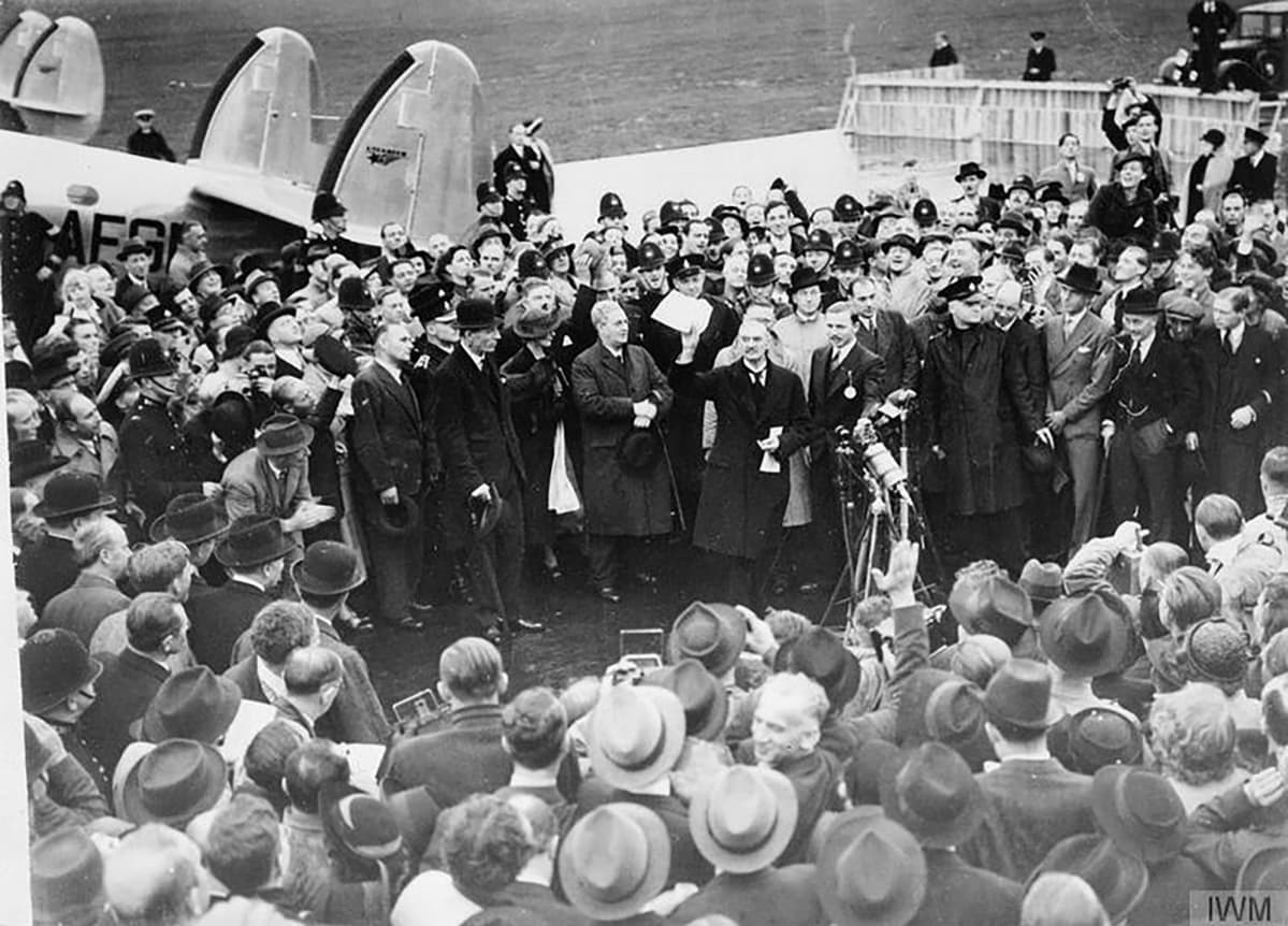 Britannian pääministeri Neville Chamberlain palasi Britanniaan lokakuussa 1938 Münchenin sopimuksen allekirjoituksen jälkeen.