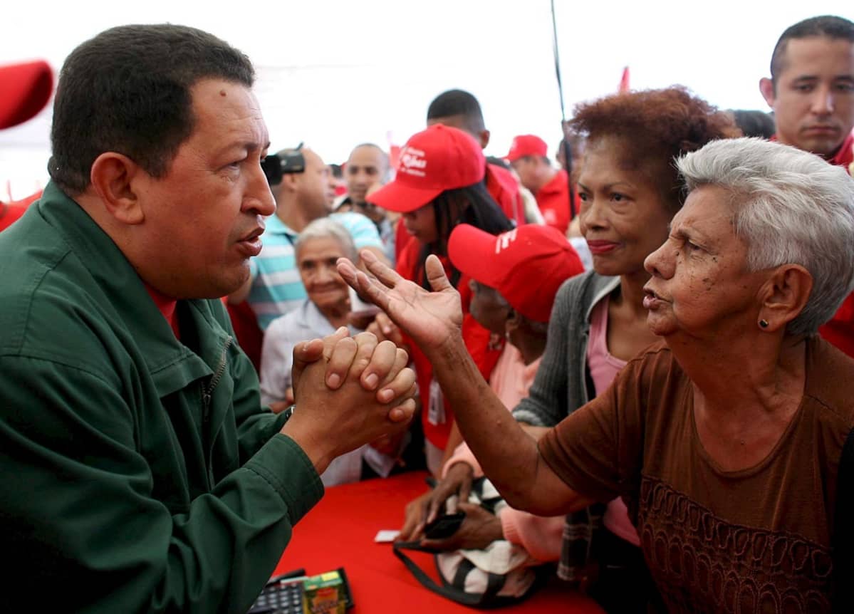 Venezuelan entinen presidentti Hugo Chavez tapasi kansalaisia uuden valtiollisen ruokamerkin lanseeraustilaisuudessa vuonna 2008.