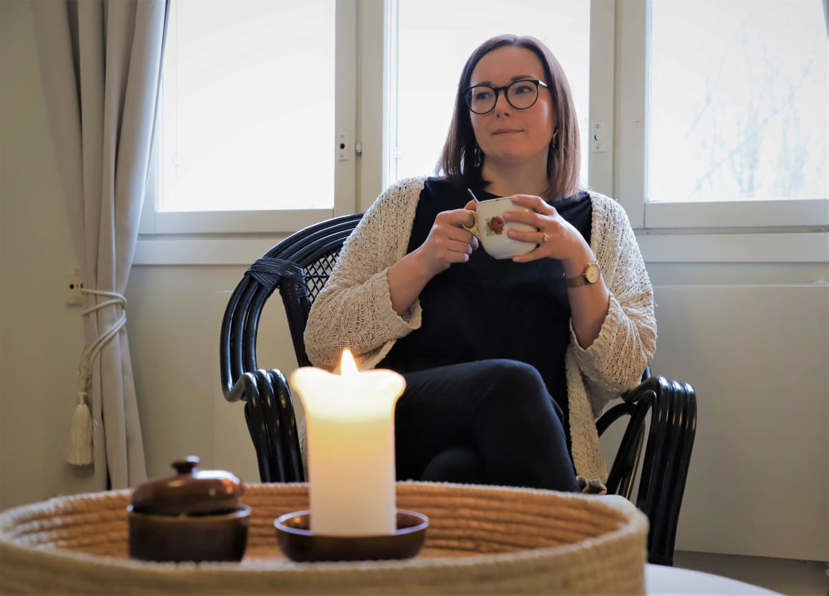 Katri Pentti juo teetä.