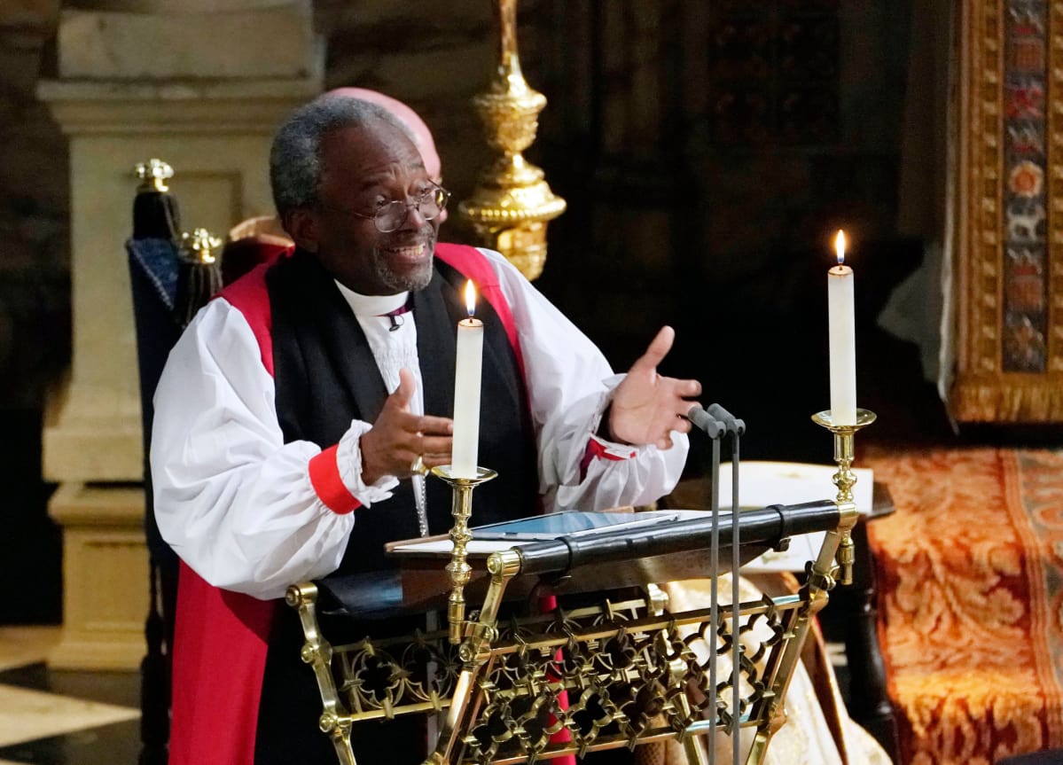 Piispa Michael Bruce Curry puhui häissä.
