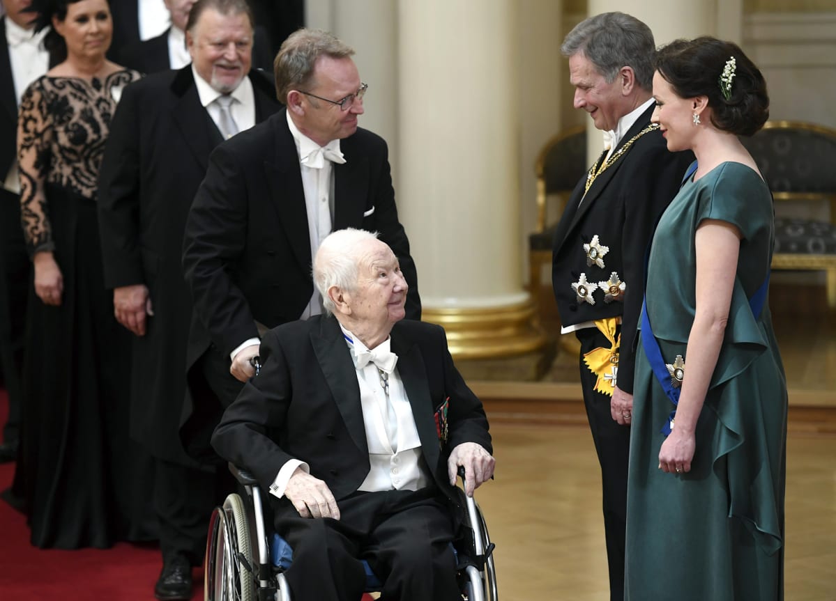 Lasse ja Tom Pöysti tervehtivät presidentti Sauli Niinistöä ja rouva Jenni Haukiota Suomen 100-vuotisjuhlavuoden itsenäisyyspäivän vastaanotolla Helsingissä 6. joulukuuta 2017.