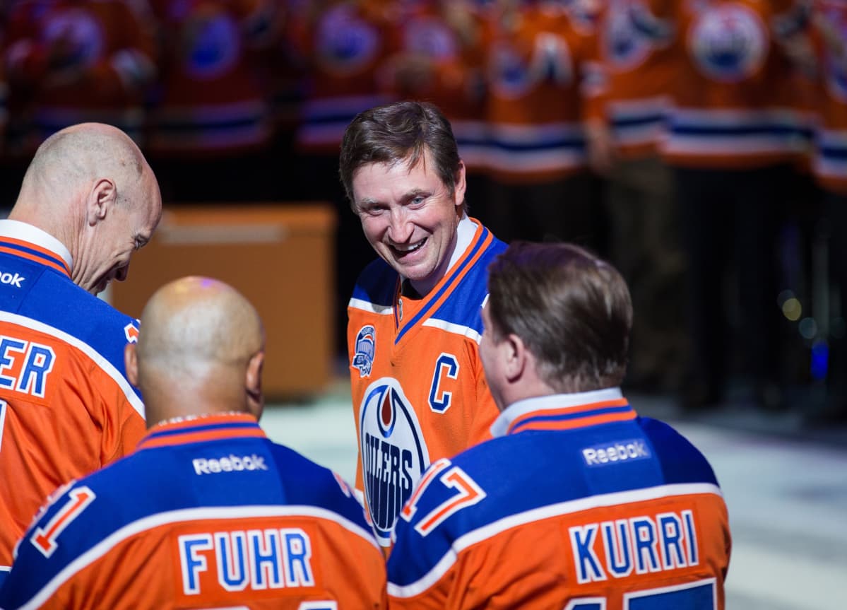 Kuvassa Wayne Gretzky, Jari Kurri sekä muita ex-OIlers-tähtiä vuodelta 2016