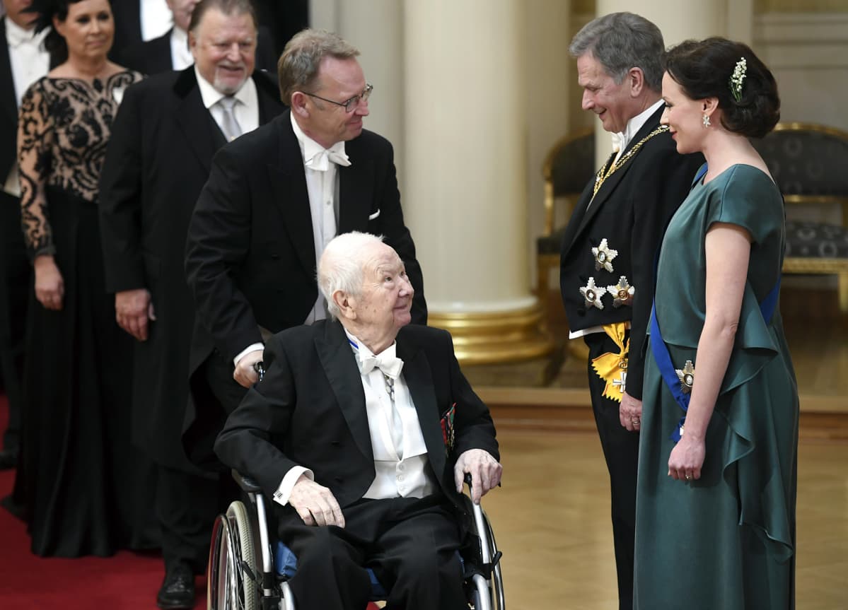 Lasse ja Tom Pöysti tervehtivät presidentti Sauli Niinistöä ja rouva Jenni Haukiota Suomen 100-vuotisjuhlavuoden itsenäisyyspäivän vastaanotolla Helsingissä 6. joulukuuta 2017.