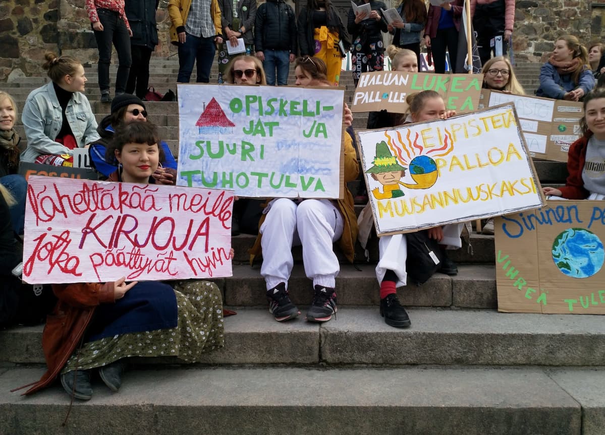 Turkulaisia opiskelijoita mielenosoituksessa Turun tuomiokirkon portailla.