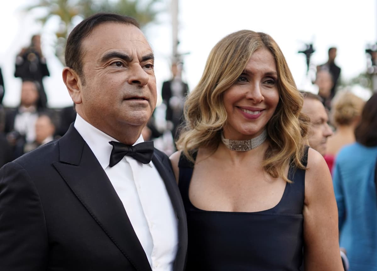 Kuvassa vasemmalla Carlos Ghosn ja hänen vieressään Carola Ghosn.