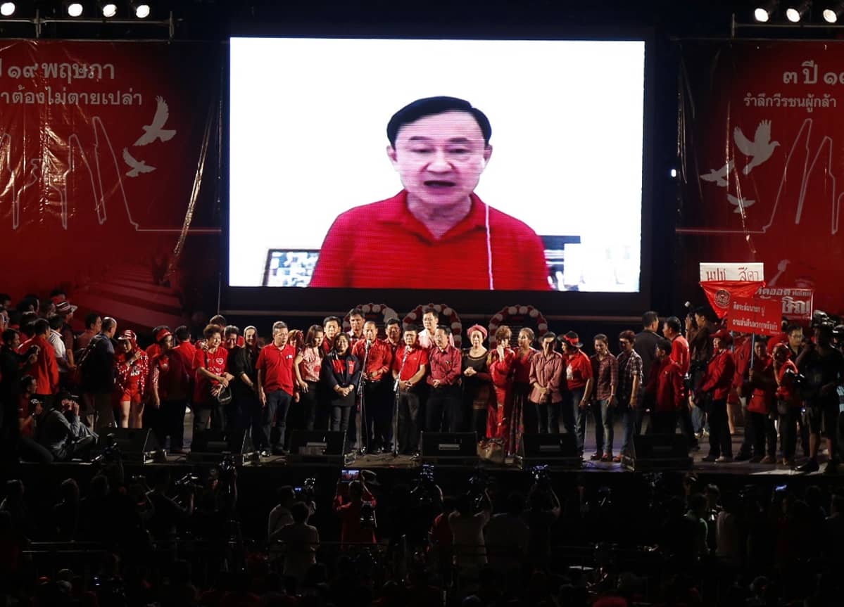 Kuvassa Thaksin on suurella videonäytöllä.
