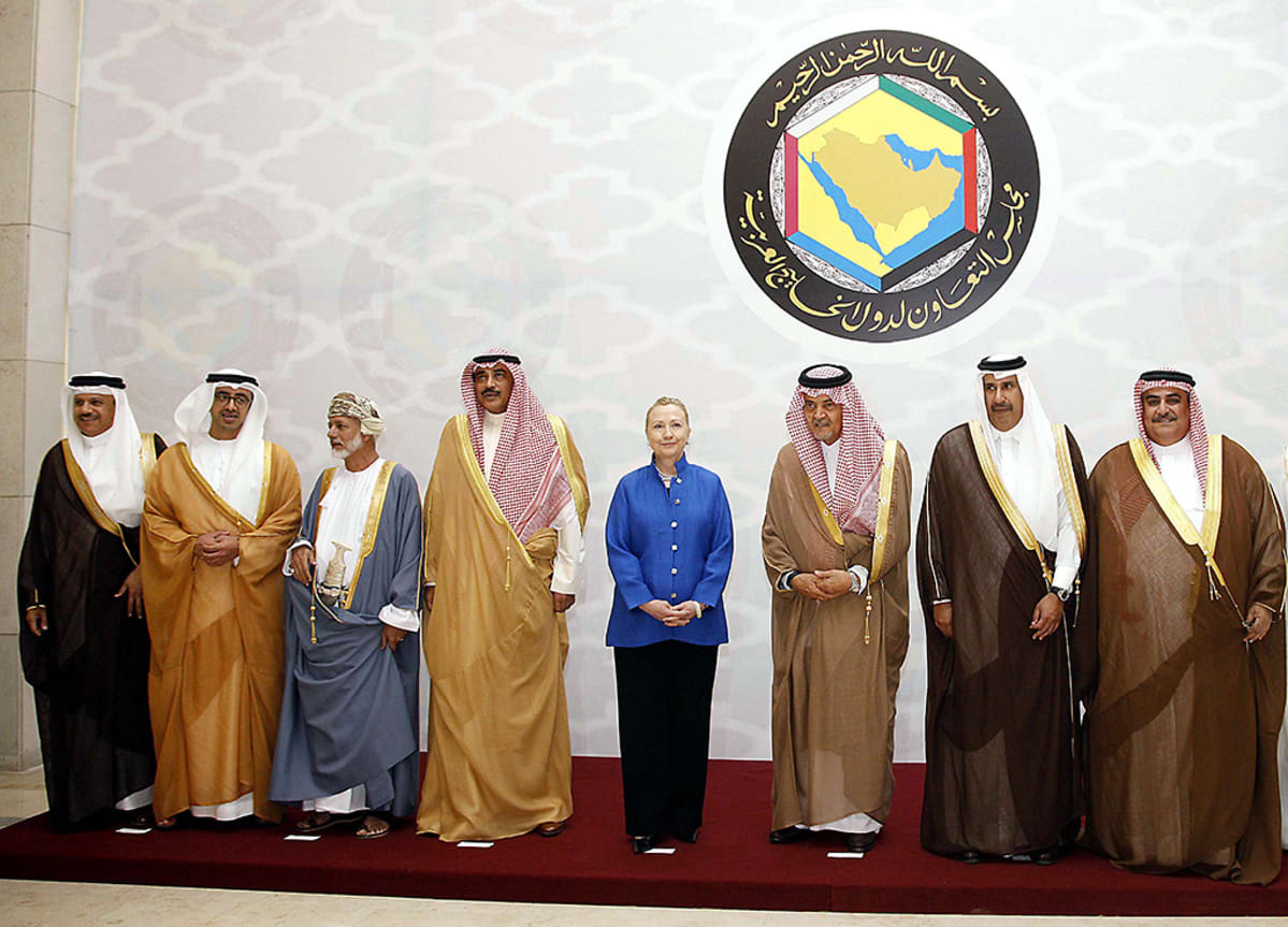 Hillary Clinton arabimaiden ministerien ympäröimänä 31. maaliskuuta 2012 Persianlahden arabimaiden ja Yhdysvaltain stragesisessa yhteistyöfoorumissa.