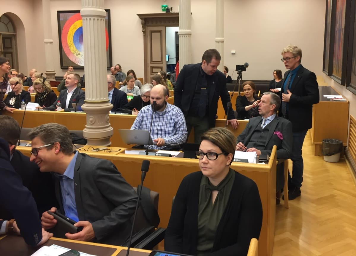 Oulun kaupunginvaltuusto kokouksessaan.