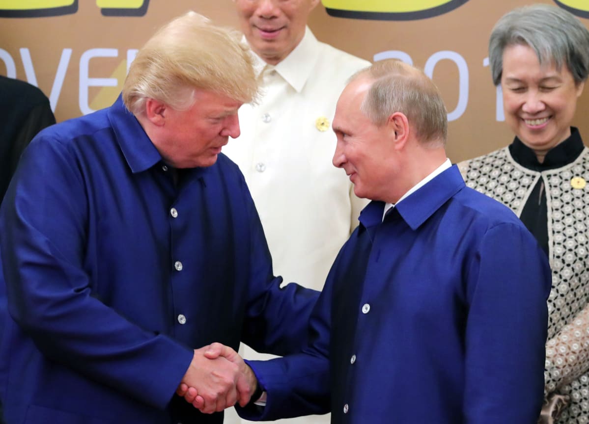 Trump ja Putin kättelevät.
