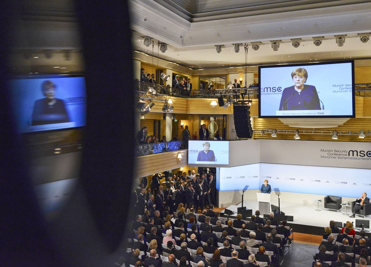 Angela Merkel puhuu München turvallisuuskokouksessa.