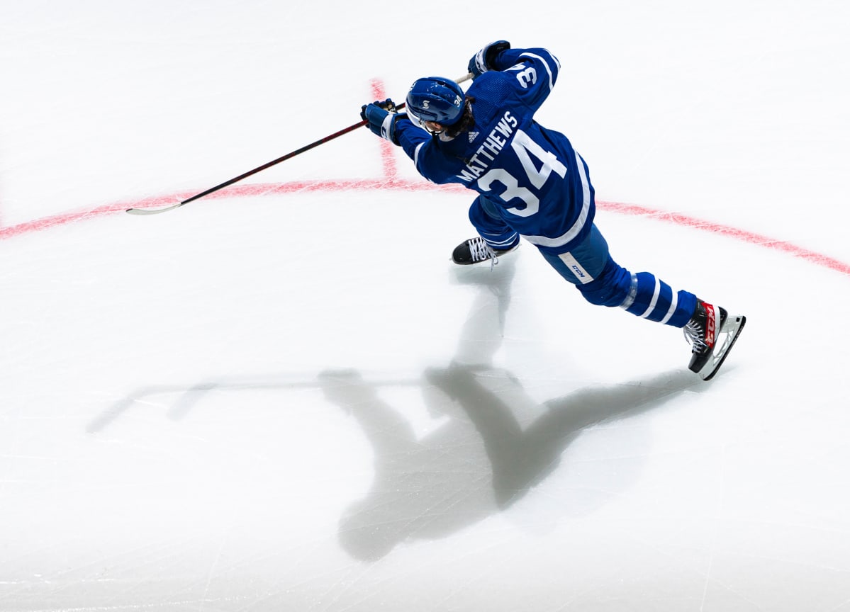 Auston Matthews laukoo.
