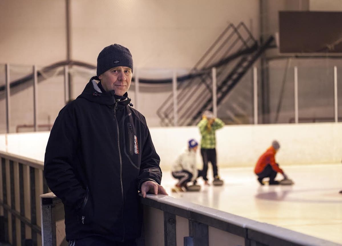 Sotkamolainen harrastajakuvaaja Valtteri Mulkahainen työskentelee Sotkamon lukion liikunnanopettajana.