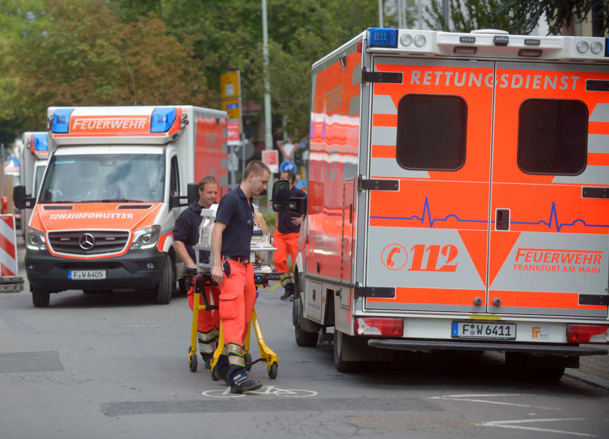 kaksi ambulanssia, keskoskaappia kuljetetaan toisen kyytiin