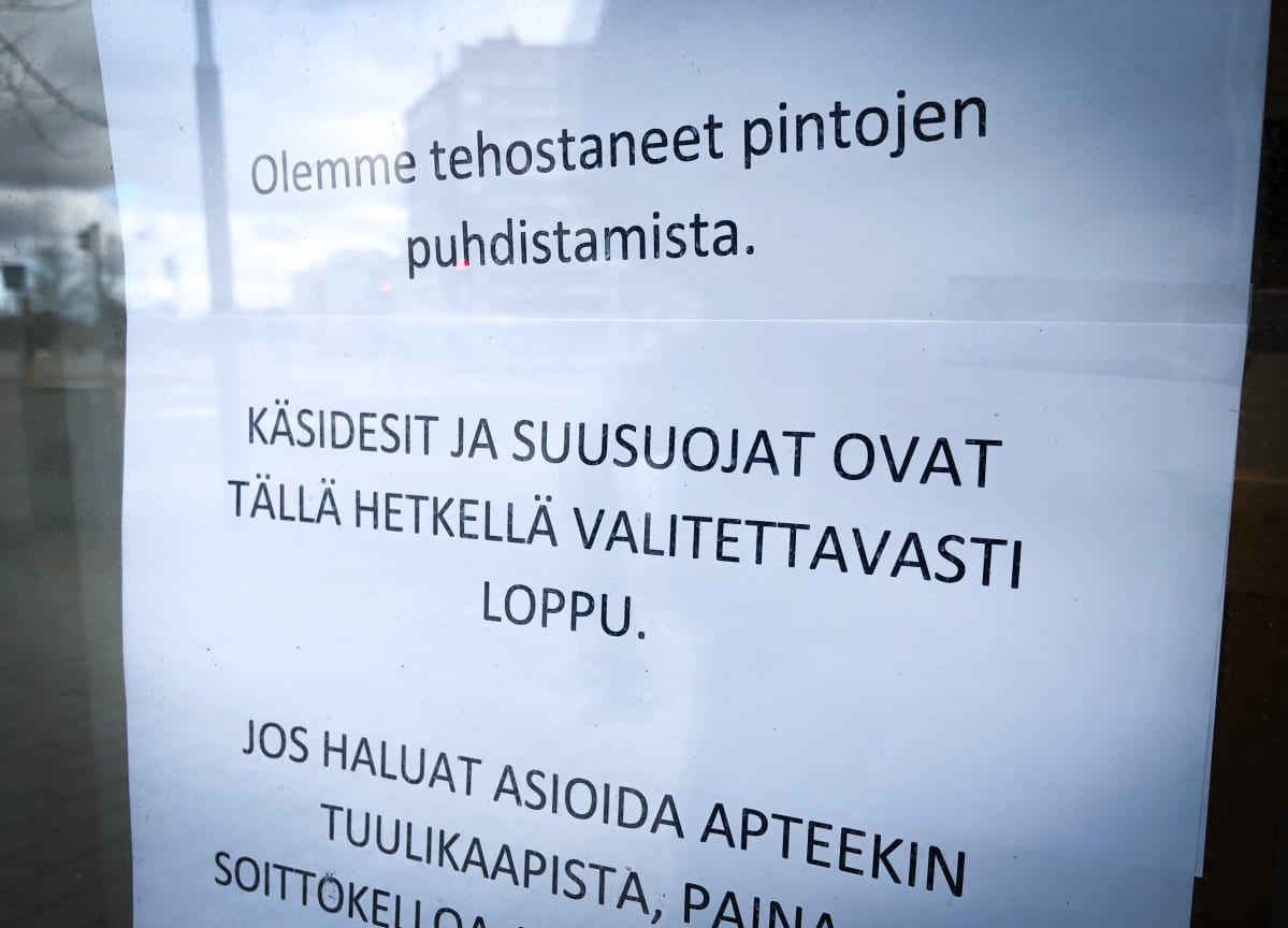 Ilmoitus loppuneesta käsidesistä Ilves apteekin ikkunassa Lahdessa.