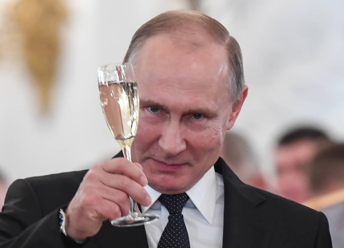 Vladimir Putin skoolaa samppanjalasilla.