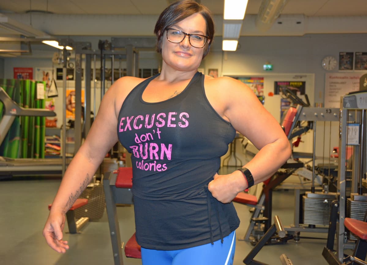 Christel Viitanen fitness-poseerausasennossa.