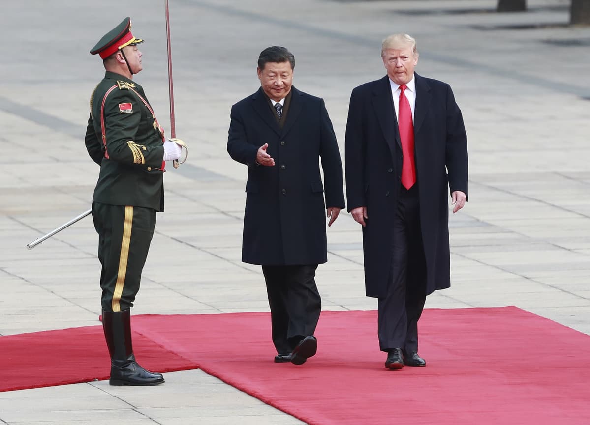 Yhdysvaltain ja Kiinan presidentit tarkastavat kunniakomppaniaa Pekingissä.
