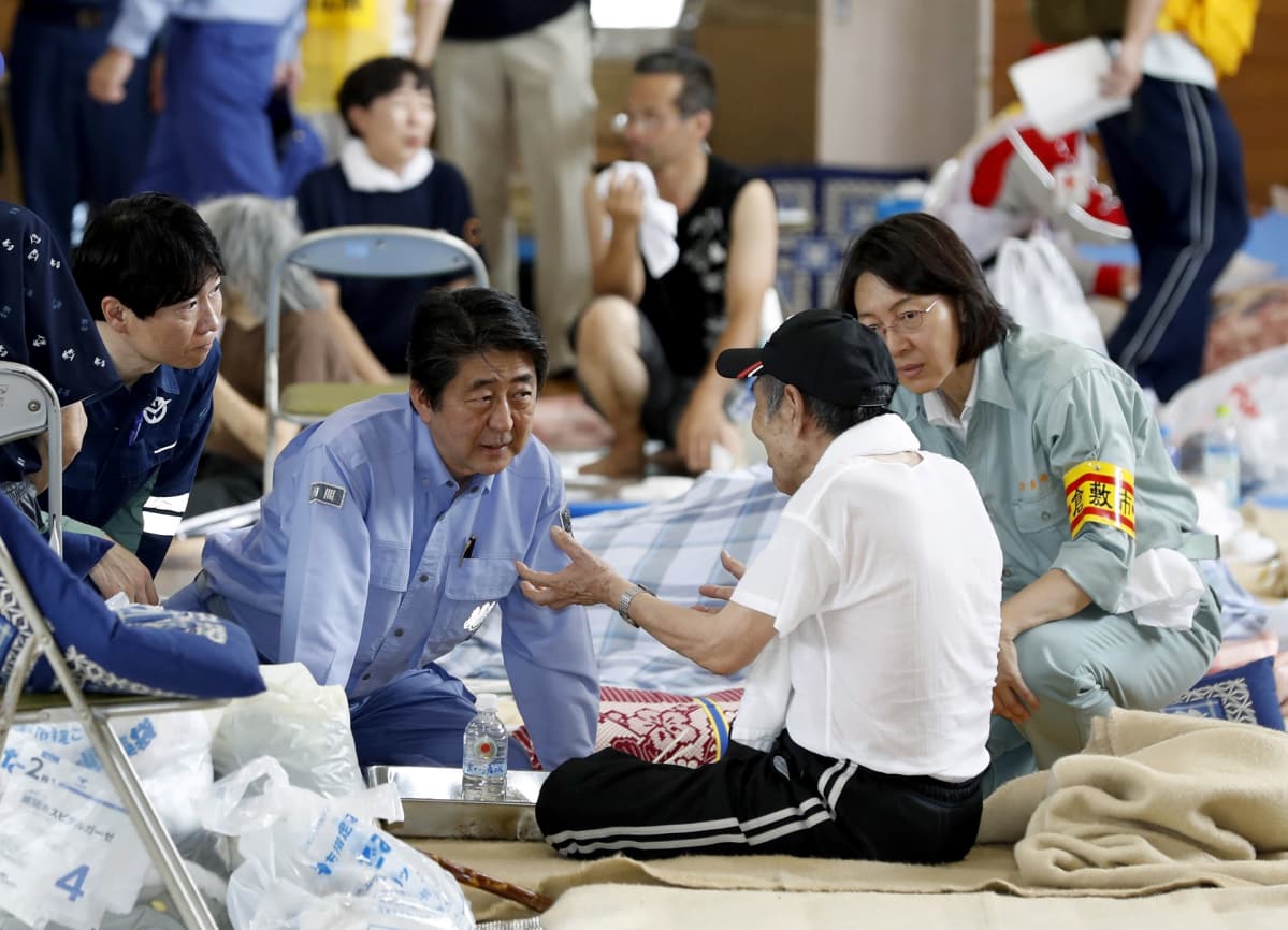 Pääministeri Shinzo Abe tulva-alueella