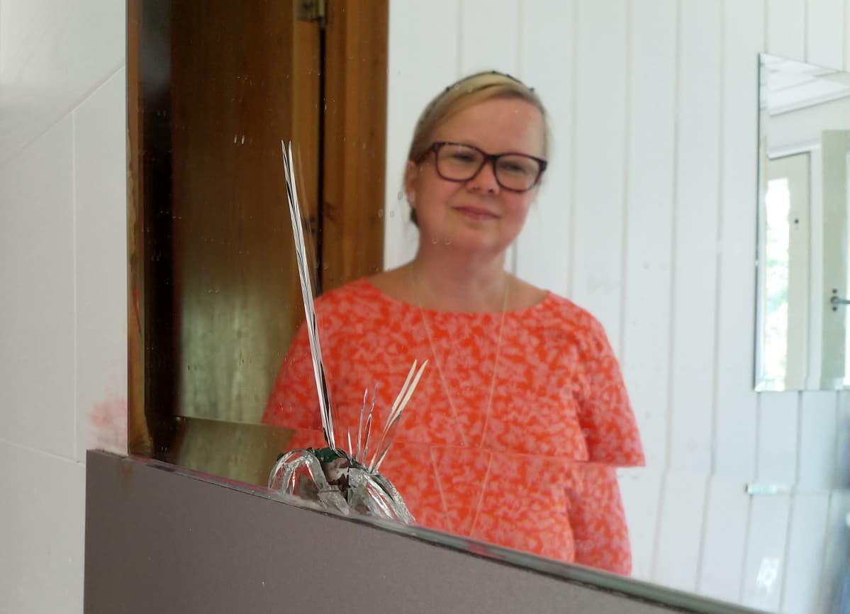 Minka Laiti-Kosonen dállui časkkii álddagas ja vahágat leat miehtá dálu. Speajal cuovkanii ja suttai rávddain.