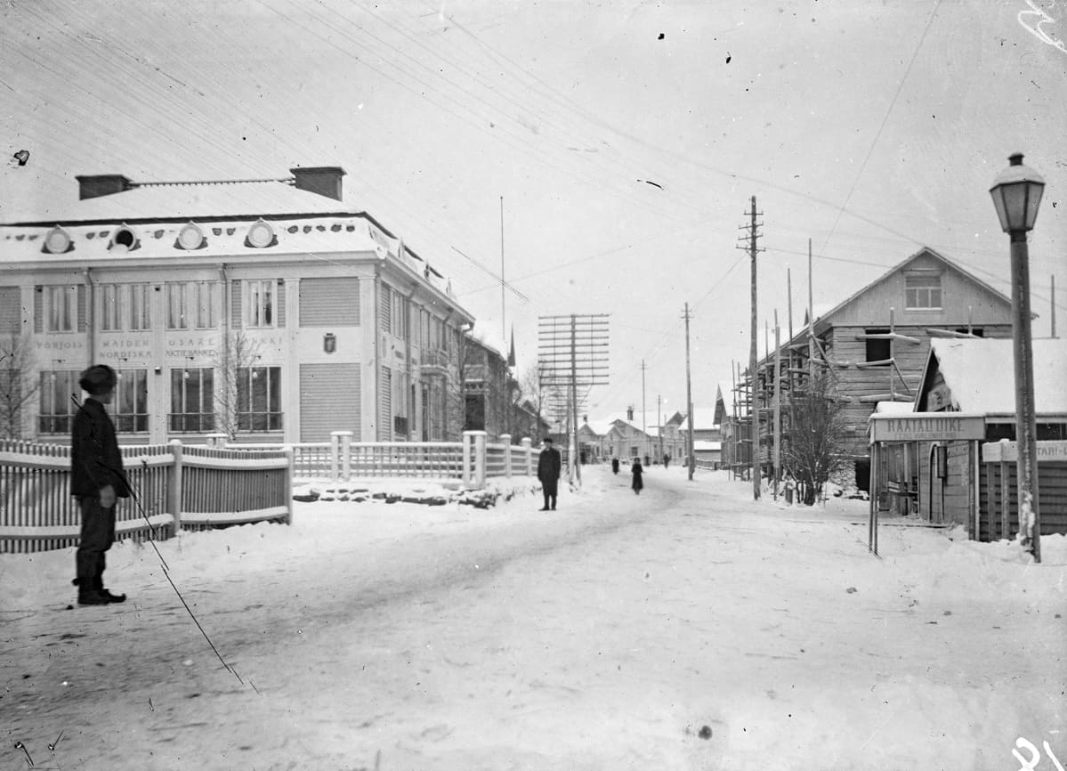 Rovaniemi 1913. Katunäkymä Rovaniemeltä, vasemmalla Pohjoismaiden osakepankki.