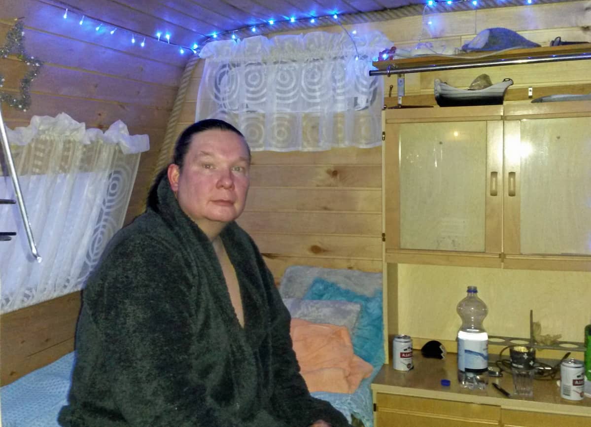 Jan Kyötikki vaunusaunan pukuhuoneessa