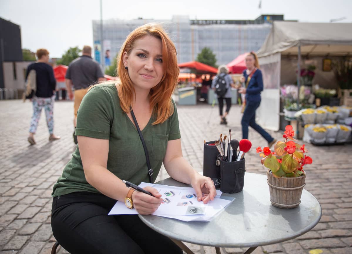 Kauneudenhoitoalanopettaja Heli Mälisalo Hakaniemen torilla torikahvilassa.