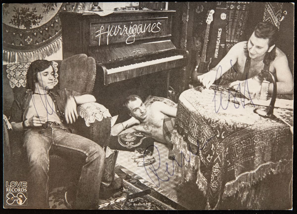 Hurriganesin fanikortti nimikirjoituksilla vuodelta 1975.