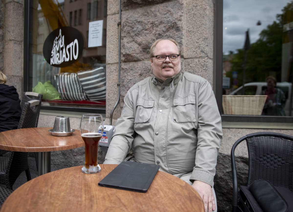 Petteri Helin on tullut nauttimaan oluen ravintola Sivukirjaston terassille. Koronan takia ravintolat olivat kiinni ja ne avattiin taas 1.6.2020.